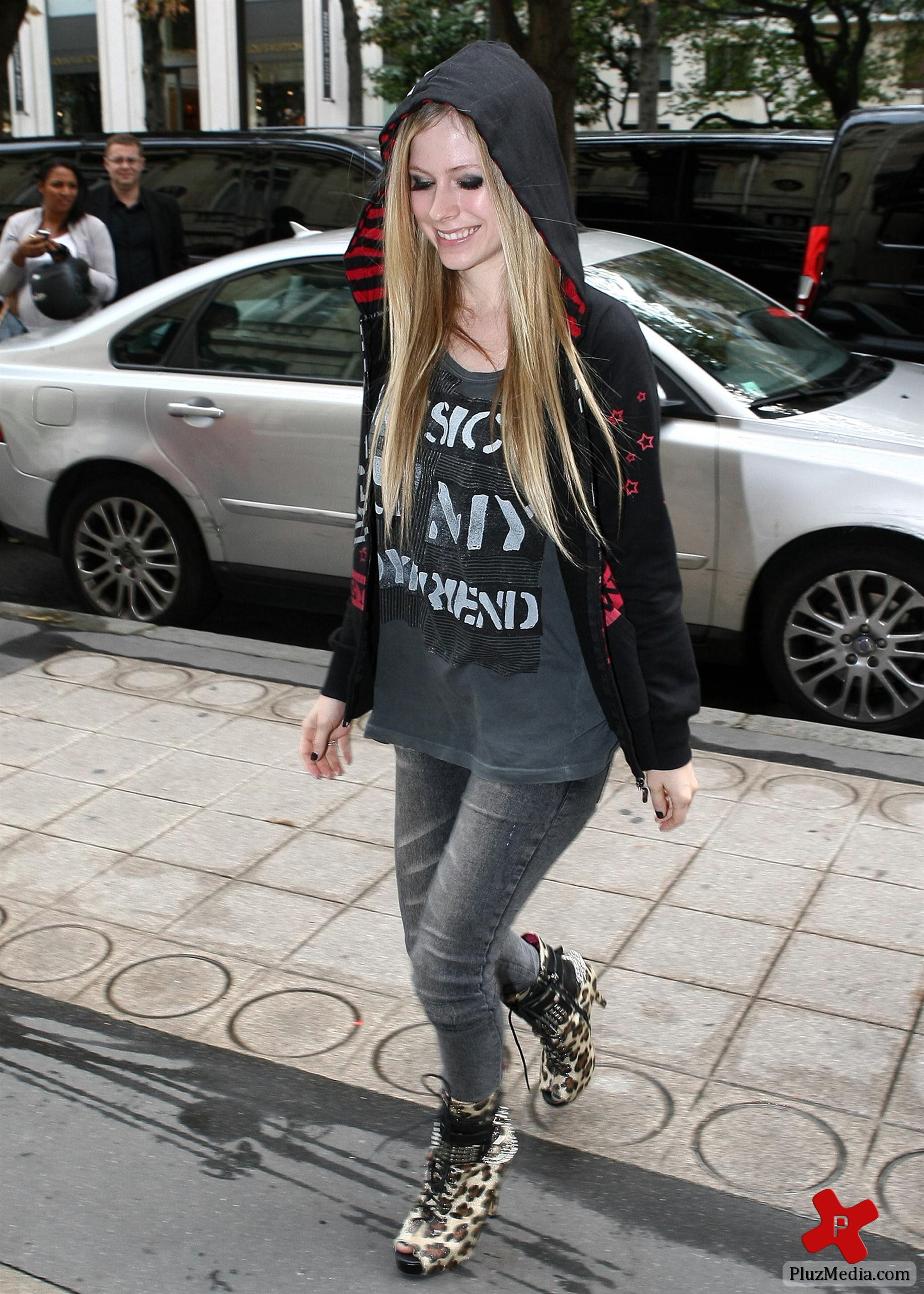 Avril Lavigne is all smiles as she leaves her Paris hotel photos | Picture 77882